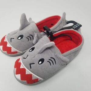 NWT. SHARK SLIPPERS FOR BOYS.